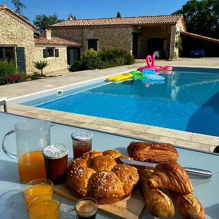 Coulonges Bed & Breakfast *