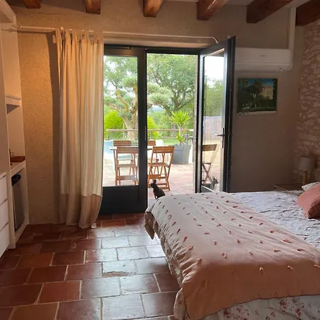 Coulonges לינה וארוחת בוקר